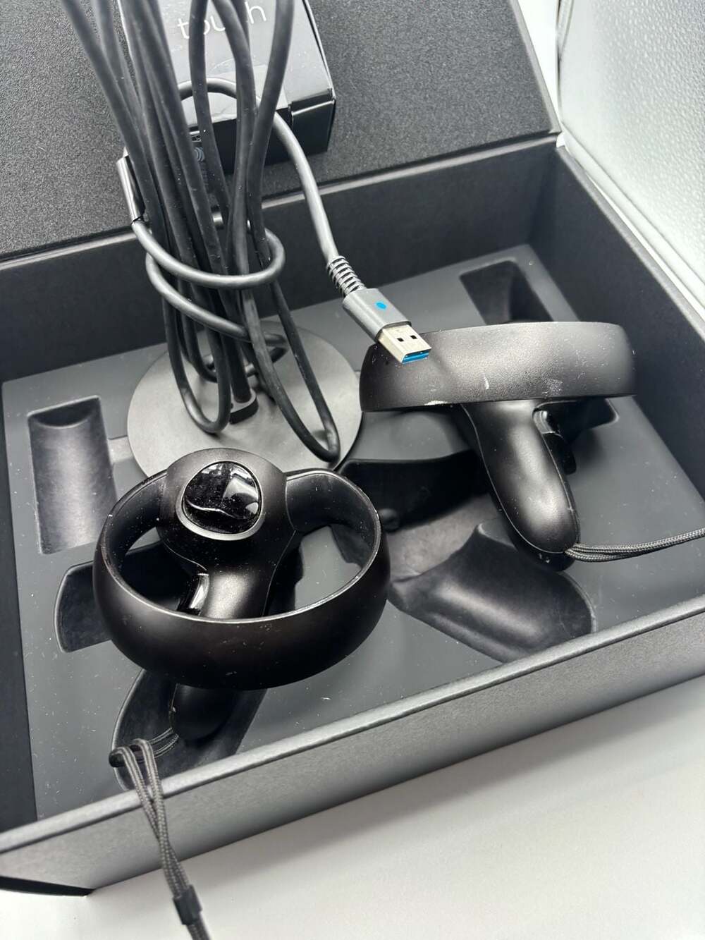 Oculus Rift CV1 Touch Controllers and Tracking Sensor Set - Picture 6 of 10